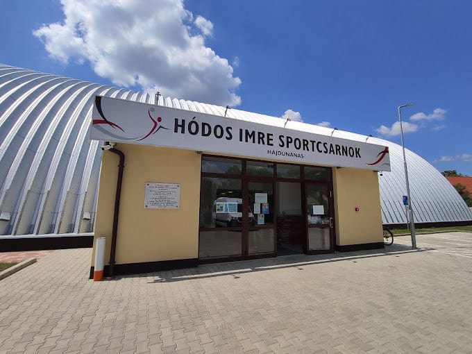 Montovaná ocelová sportovní hala Hajdúnánás Hódos Imre Sportcsarnok pro házenou, realizace společnosti HUPRO SYSTEMS SE.