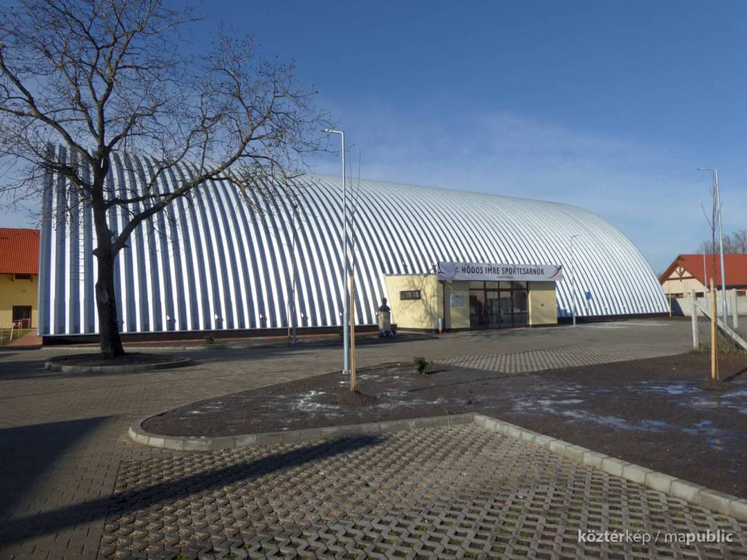 Montovaná ocelová sportovní hala Hajdúnánás určená pro házenou, moderní sportovní objekt od společnosti HUPRO SYSTEMS SE.