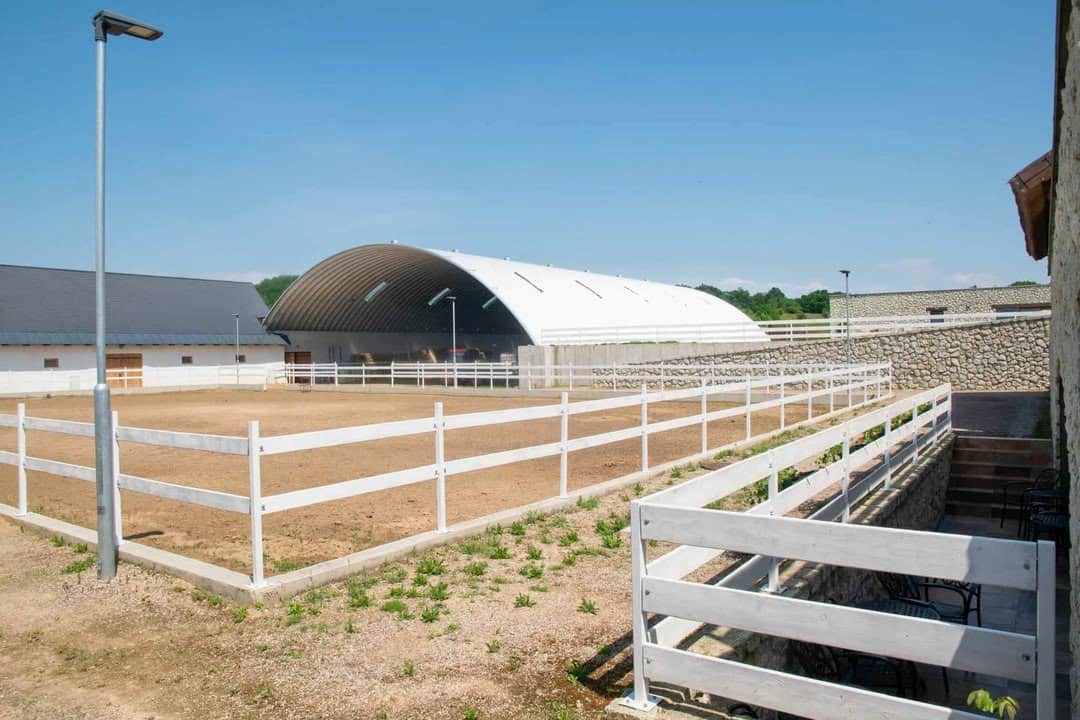 Jízdárna v obci Malá Bara s obloukovou montovanou ocelovou halou pro kryté ježdění na koních, postavená systémem HUPRO SYSTEMS SE.