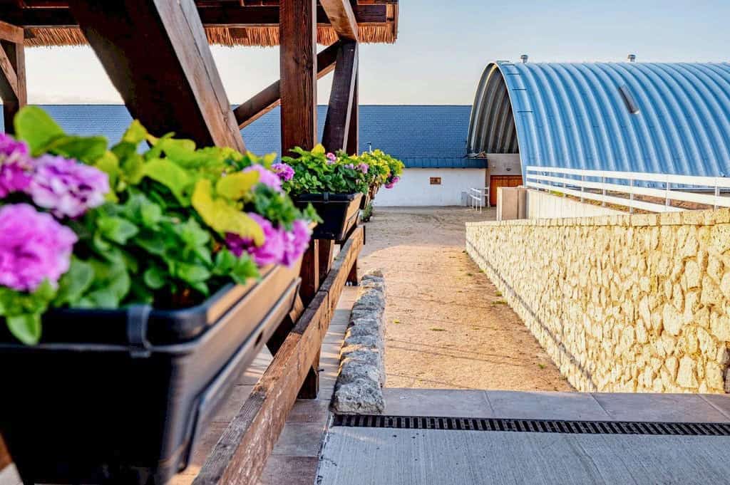 Oblouková jízdárenská hala Malá Bara – sportovní hala pro koně, realizace HUPRO SYSTEMS SE