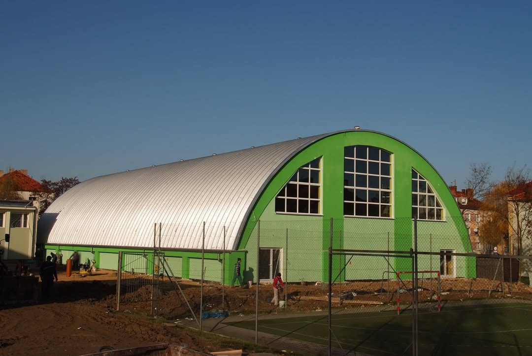 Montovaná oblouková ocelová víceúčelová sportovní hala Jarocin – realizovala společnost HUPRO SYSTEMS SE.