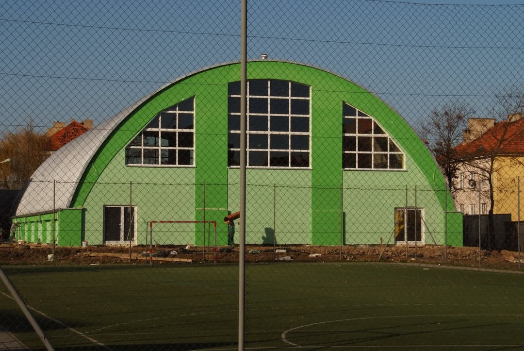 Montovaná ocelová víceúčelová sportovní hala, čelní pohled. Realizovala společnost HUPRO SYSTEMS SE.