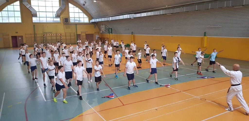 Montovaná ocelová oblouková sportovní tenisová hala Katowice, exteriér. Realizovala společnost HUPRO SYSTEMS SE.