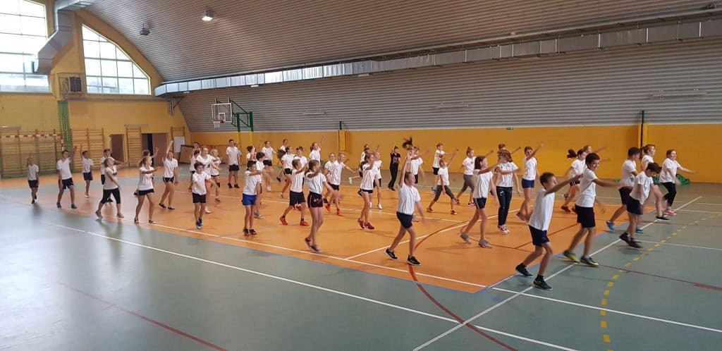 Montovaná ocelová víceúčelová sportovní hala Jarocin, interiér při školní výuce. Realizovala společnost HUPRO SYSTEMS SE.