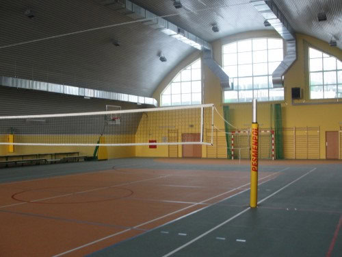 Montovaná ocelová víceúčelová sportovní hala Jarocin, interiér s volejbalovým hřištěm. Realizovala společnost HUPRO SYSTEMS SE.