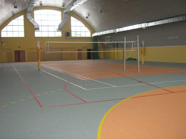 Montovaná ocelová víceúčelová sportovní hala Jarocin, interiér s hřištěm pro volejbal a florbal. Realizovala společnost HUPRO SYSTEMS SE.