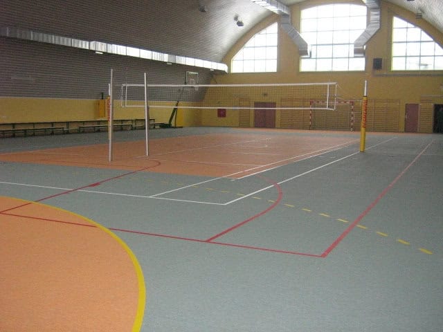 Montovaná ocelová víceúčelová sportovní hala Jarocin, interiér připravený pro volejbal a florbal. Realizovala společnost HUPRO SYSTEMS SE.