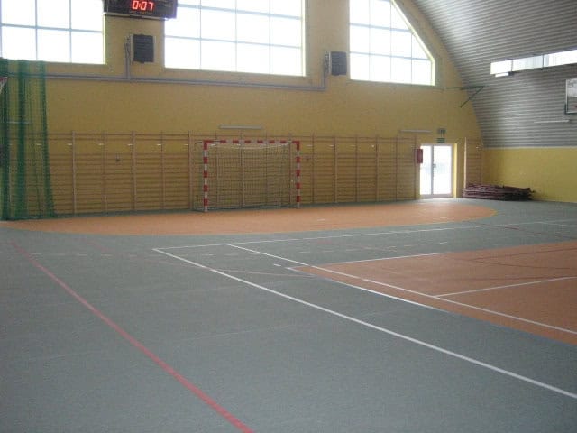 Sportovní hala Jarocin s víceúčelovým hřištěm a ocelovou obloukovou konstrukcí. Realizovala společnost HUPRO SYSTEMS SE.