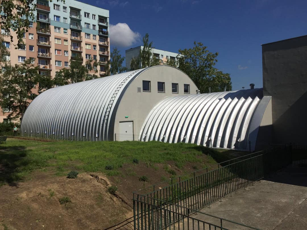 Montovaná ocelová oblouková víceúčelová sportovní hala Lodž s moderní konstrukcí a přístavbou. Realizovala společnost HUPRO SYSTEMS SE.