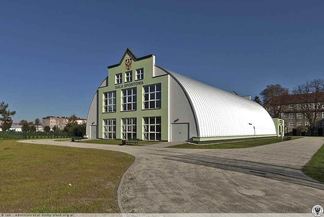 Montovaná ocelová oblouková víceúčelová sportovní hala Milicz, vhodná pro basketbal a další sporty. Realizovala společnost HUPRO SYSTEMS SE.