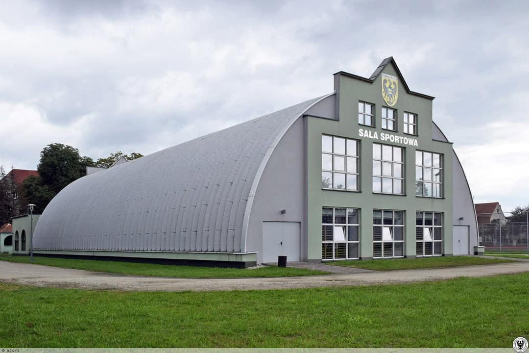 Montovaná ocelová oblouková víceúčelová sportovní hala Milicz, exteriér moderní ocelové konstrukce. Realizovala společnost HUPRO SYSTEMS SE.