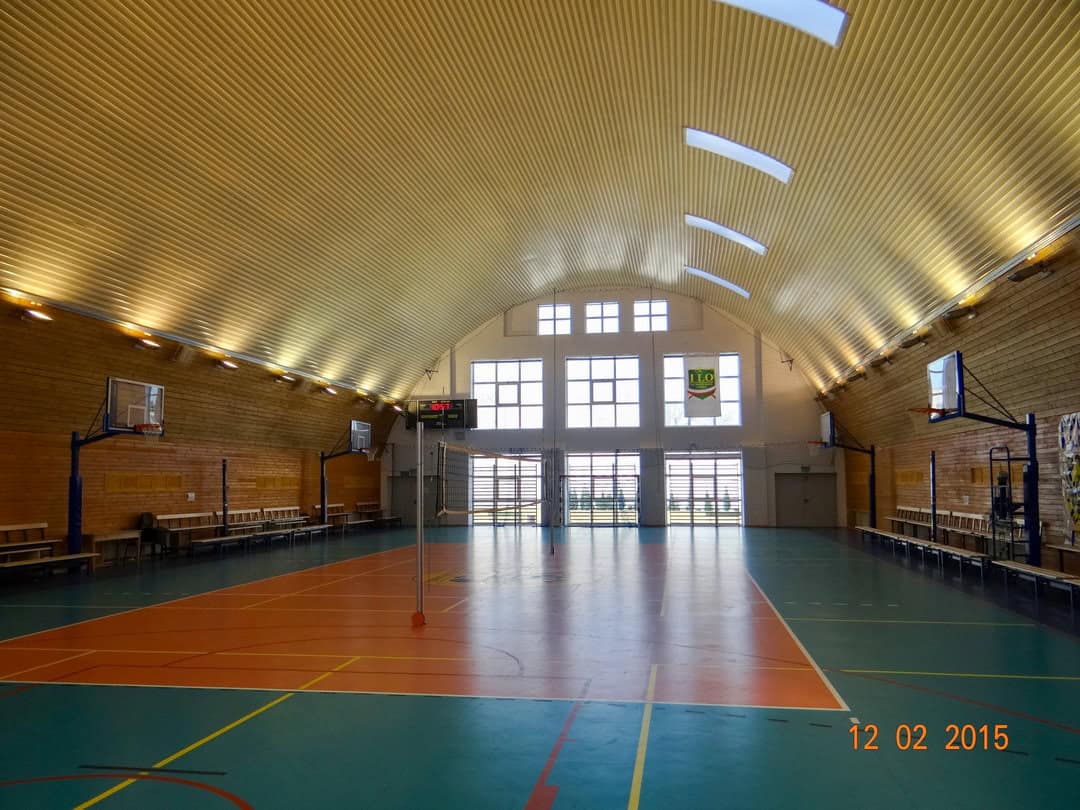 Montovaná ocelová oblouková víceúčelová sportovní hala Milicz, interiér s basketbalovým a volejbalovým hřištěm. Realizovala společnost HUPRO SYSTEMS SE.