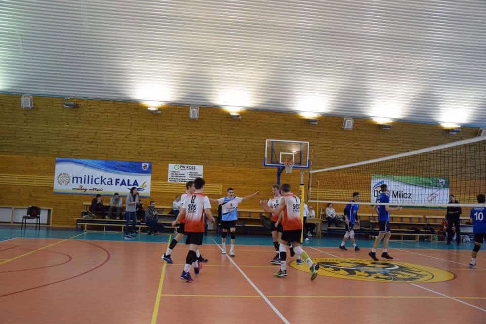 Montovaná ocelová oblouková víceúčelová sportovní hala Milicz, interiér během volejbalového zápasu. Realizovala společnost HUPRO SYSTEMS SE.