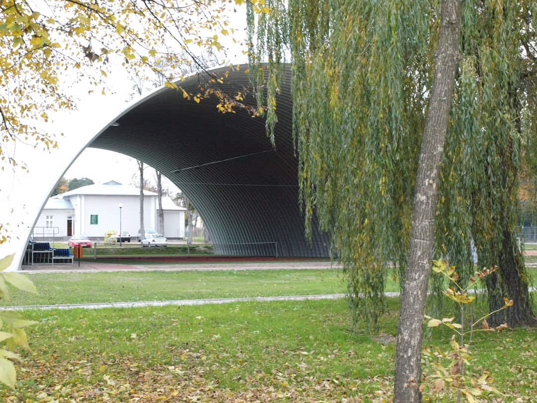 Montovaná ocelová oblouková tenisová hala Tomaszów Lubelski, exteriér sportovního objektu. Realizovala společnost HUPRO SYSTEMS SE.