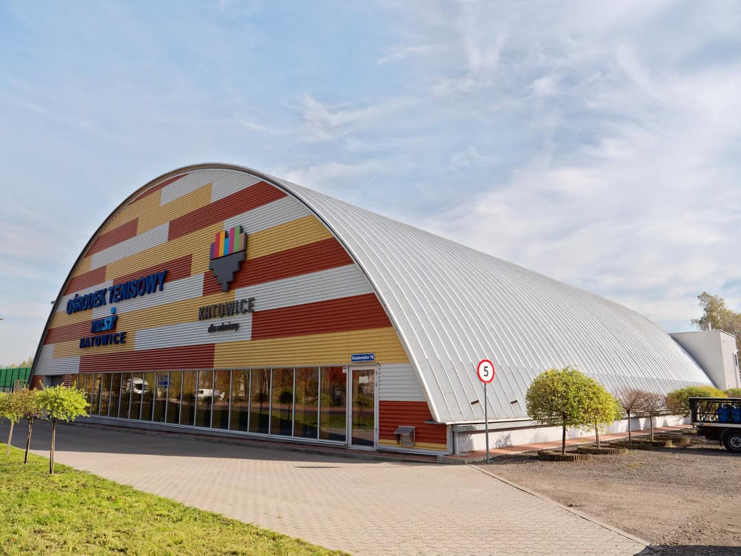 Tenisová hala Katowice – samonosná oblouková ocelová konstrukce realizovaná společností HUPRO SYSTEMS SE