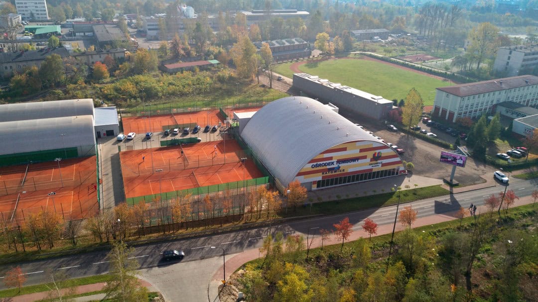 Montovaná oblouková ocelová tenisová hala Katowice a venkovní kurty – realizovala společnost HUPRO SYSTEMS SE.