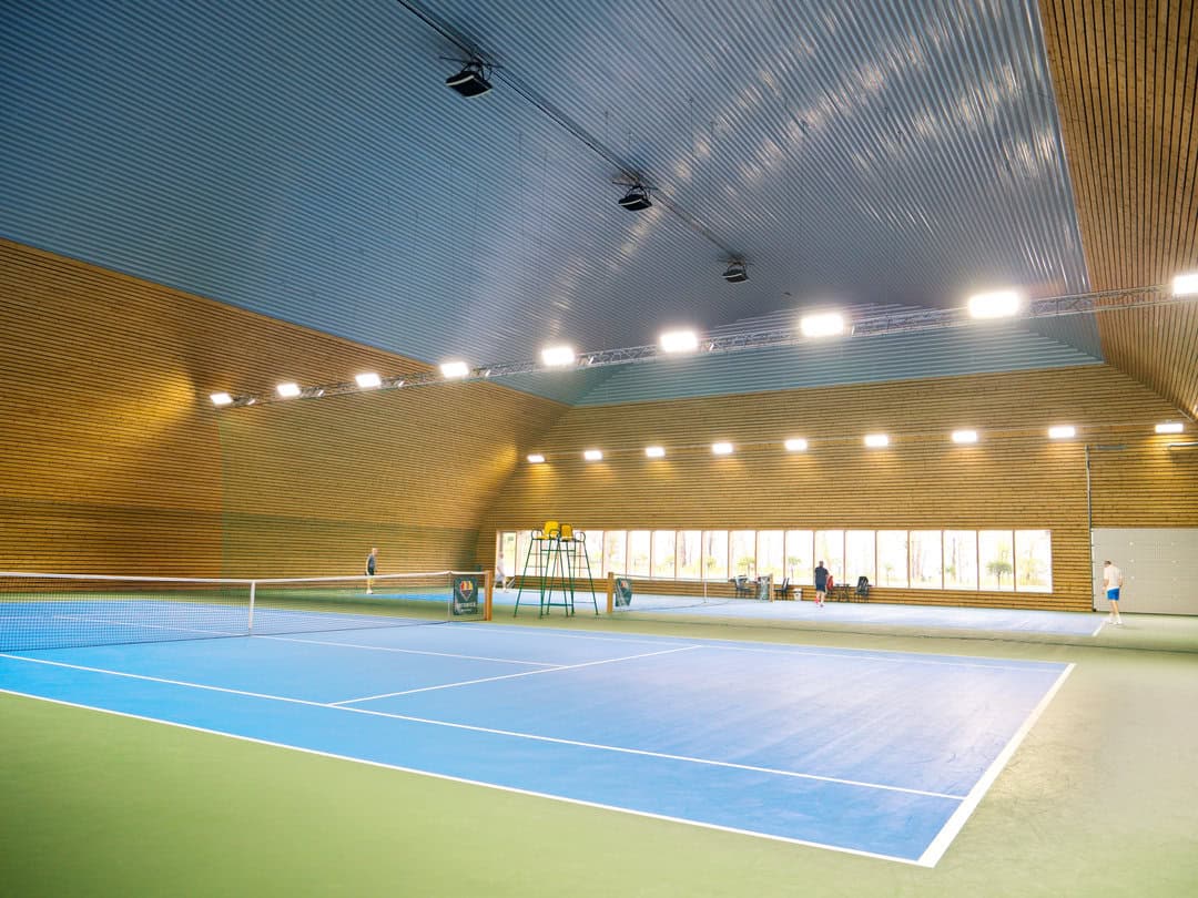 Celkový pohled na interiér montované obloukové ocelové tenisové haly v Katowicích – realizovala společnost HUPRO SYSTEMS SE.