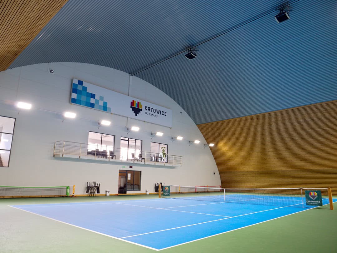 Interiér montované obloukové ocelové tenisové haly v Katowicích, Polsko – realizovala společnost HUPRO SYSTEMS SE.