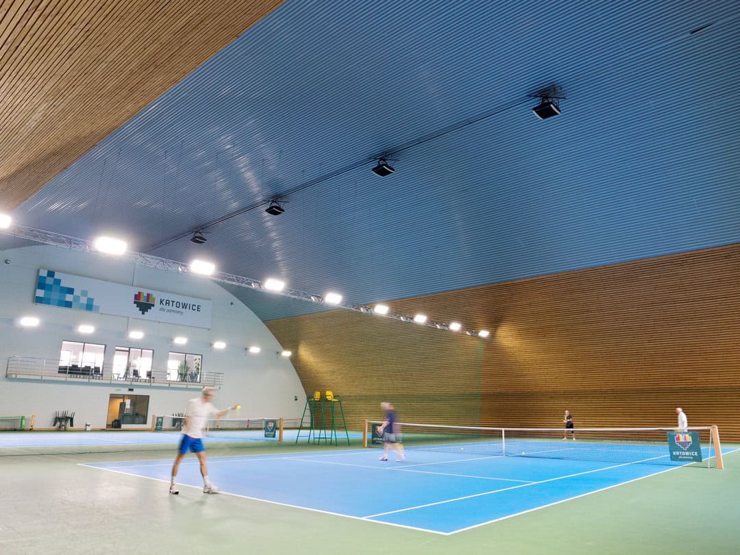 Montovaná oblouková ocelová tenisová hala v Katowicích a hráči při tréninku – realizovala společnost HUPRO SYSTEMS SE.