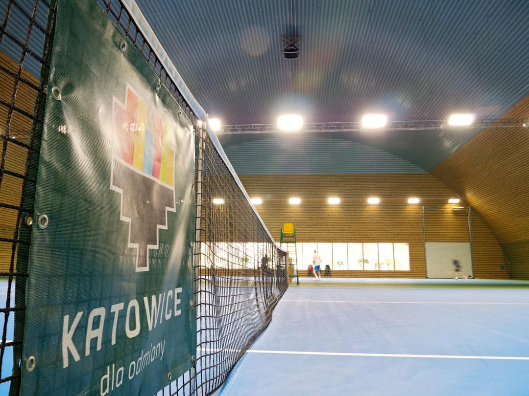 Tenisová hala Katowice s obloukovou konstrukcí a moderním sportovním povrchem, realizovala společnost HUPRO SYSTEMS SE.