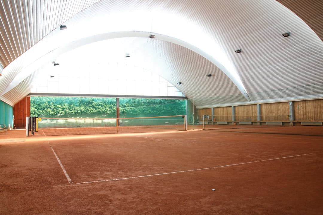 Montovaná oblouková ocelová tenisová hala Varšava s antukovým povrchem – realizovala společnost HUPRO SYSTEMS SE.