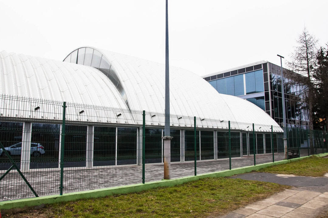 Moderní tenisová hala Varšava s obloukovou ocelovou konstrukcí a proskleným zázemím, realizovala společnost HUPRO SYSTEMS SE.