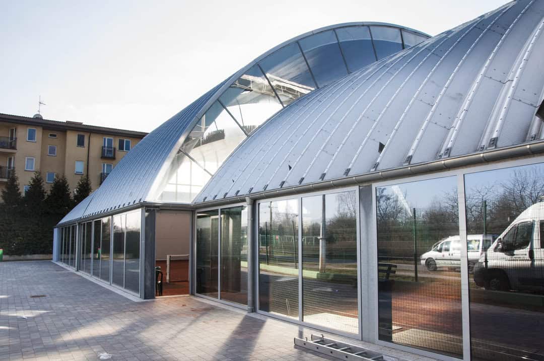 Montovaná oblouková ocelová tenisová hala Varšava se dvěma antukovými kurty – realizovala společnost HUPRO SYSTEMS SE.