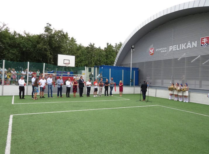 Slavnostní otevření sportovní haly Pelikán v Hanušovcích nad Topľou s přestřižením pásky, postavené systémem HUPRO SYSTEMS SE.