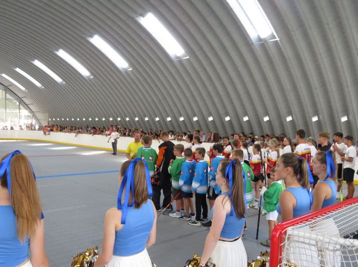 Slavnostní zahájení florbalového turnaje v nové obloukové sportovní hale Pelikán v Hanušovcích nad Topľou, postavené systémem HUPRO SYSTEMS SE.