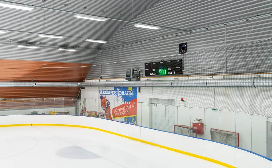 Detail interiéru zimního stadionu v Bystřici nad Pernštejnem s časomírou, mantinely a chlazenou ledovou plochou. Realizace HUPRO SYSTEMS SE.