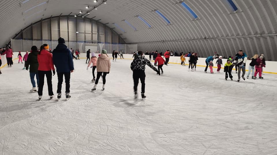 Veřejné bruslení v multifunkční sportovní hale v Lipanech s ledovou plochou a moderní obloukovou ocelovou konstrukcí, postavené systémem HUPRO SYSTEMS SE.