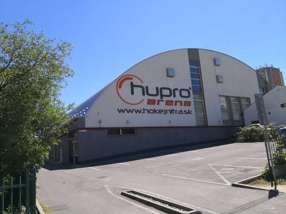 Hokejová hala HUPRO Aréna v Nitře na Klokočině s moderní montovanou konstrukcí od společnosti HUPRO SYSTEMS SE, sloužící pro tréninky a zápasy ledního hokeje.
