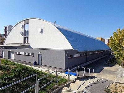 Moderní hokejová hala HUPRO Aréna v Nitře – Klokočině s montovanou ocelovou konstrukcí a opláštěním od společnosti HUPRO SYSTEMS SE, navržená pro celoroční sportovní provoz.