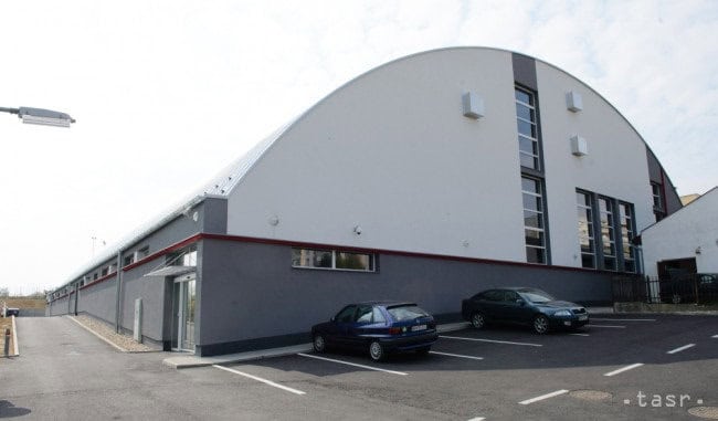 Oblouková sportovní hala Nitra Klokočina, pohled na moderní fasádu a parkovací plochu, realizace HUPRO SYSTEMS SE