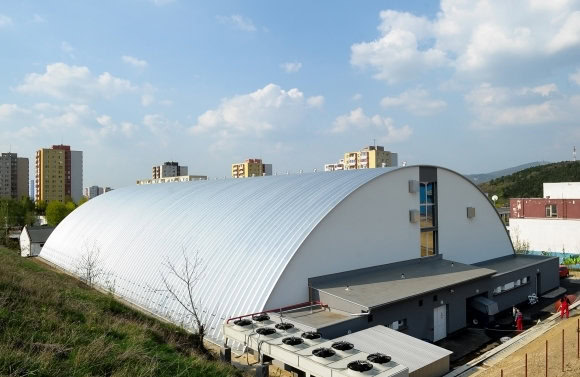 Hokejová hala HUPRO Aréna v Nitře – Klokočině s montovanou obloukovou konstrukcí od HUPRO SYSTEMS SE, pohled z opačné strany objektu s viditelnou technologií chlazení.