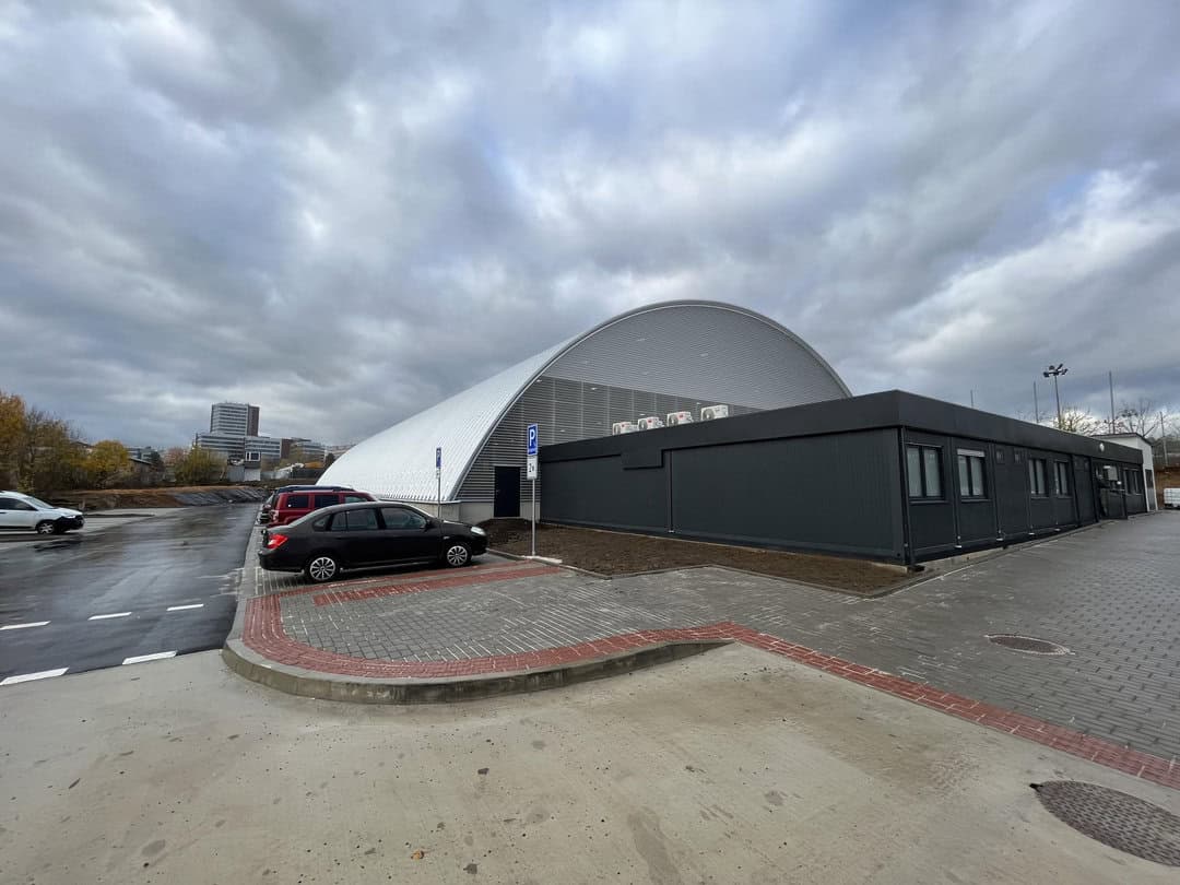 SPM Arena Praha – moderní ocelová oblouková hokejová hala s přilehlým parkovištěm. Realizace HUPRO SYSTEMS SE.