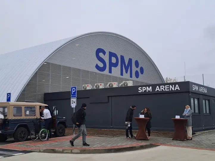 SPM Arena Praha – moderní hokejová hala s obloukovou ocelovou konstrukcí a modulárním zázemím. Realizace HUPRO SYSTEMS SE.