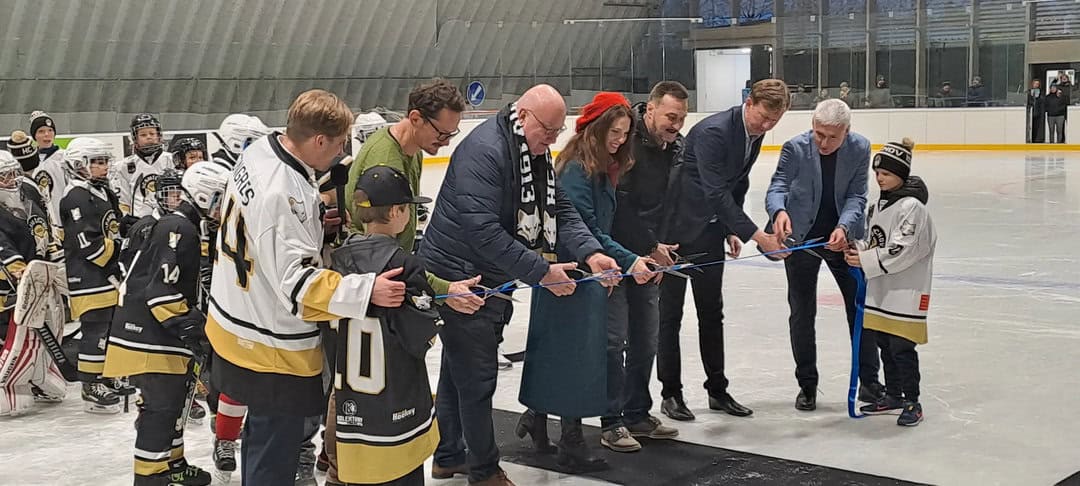 Slavnostní otevření hokejové haly SPM Arena Praha – přestřižení pásky za účasti hráčů a hostů. Realizace HUPRO SYSTEMS SE.
