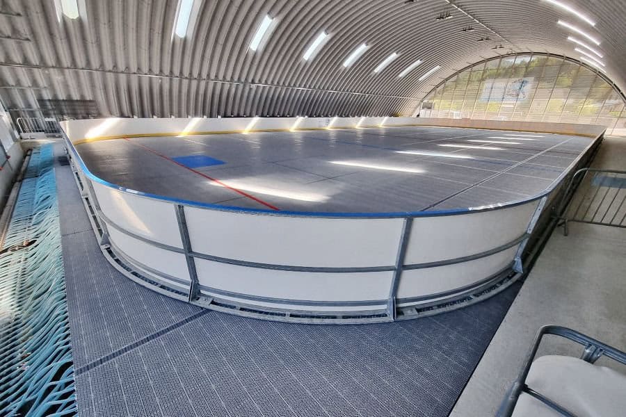 Interiér hokejové haly s chladicí technologií a plastovým povrchem připraveným pro zamrznutí ledu. Realizace HUPRO SYSTEMS SE.
