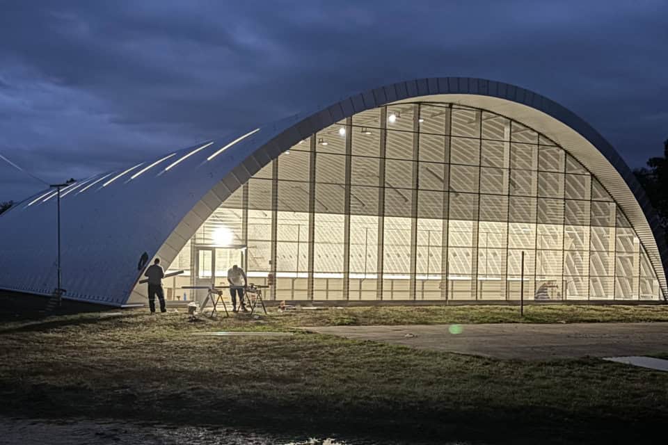 Oblouková montovaná ocelová sportovní hala Šoporňa s proskleným čelem, postavená systémem HUPRO SYSTEMS SE