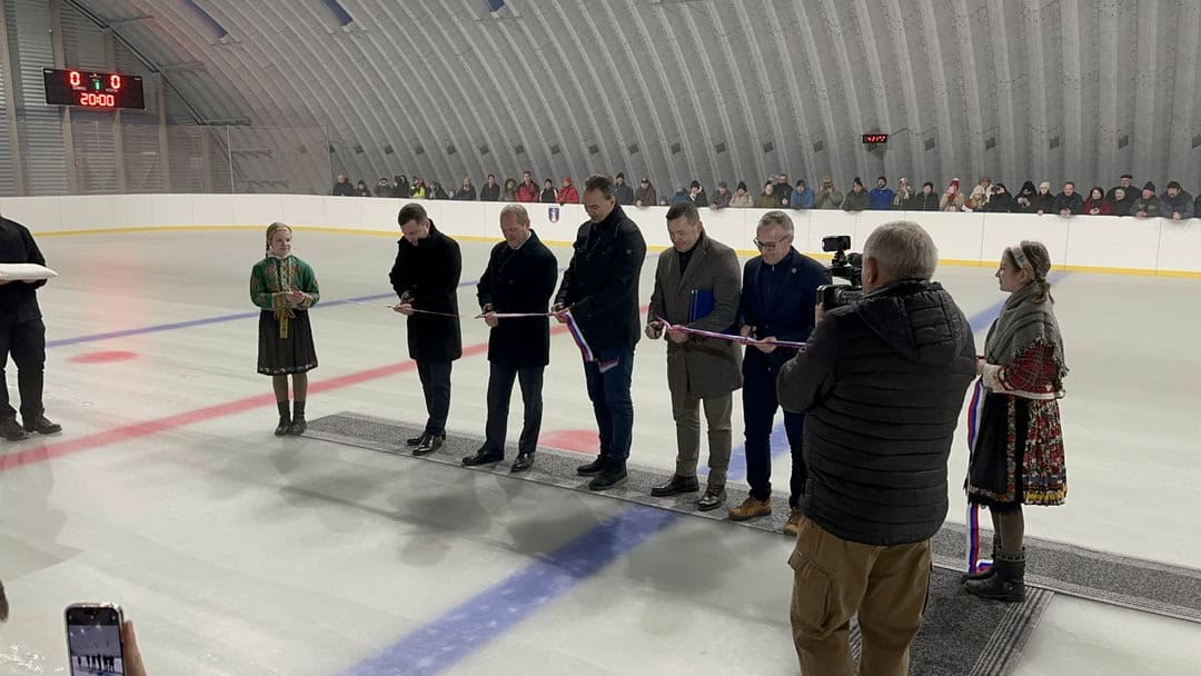 Slavnostní otevření obloukové montované ocelové sportovní haly Šoporňa s ledovou plochou, postavené systémem HUPRO SYSTEMS SE