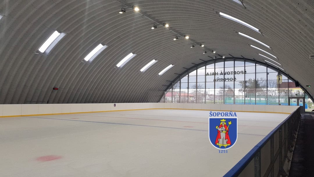 Interiér obloukové montované ocelové sportovní haly v Šoporni se zimním kluzištěm, postavené systémem HUPRO SYSTEMS SE.