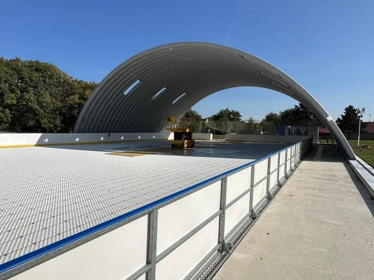 Oblouková montovaná ocelová sportovní hala Šoporňa s ledovou plochou ve fázi výstavby, postavená systémem HUPRO SYSTEMS SE