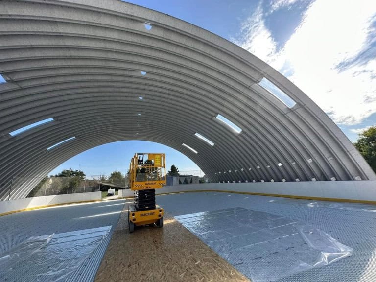 Interiér obloukové montované ocelové sportovní haly Šoporňa s ledovou plochou během výstavby systémem HUPRO SYSTEMS SE