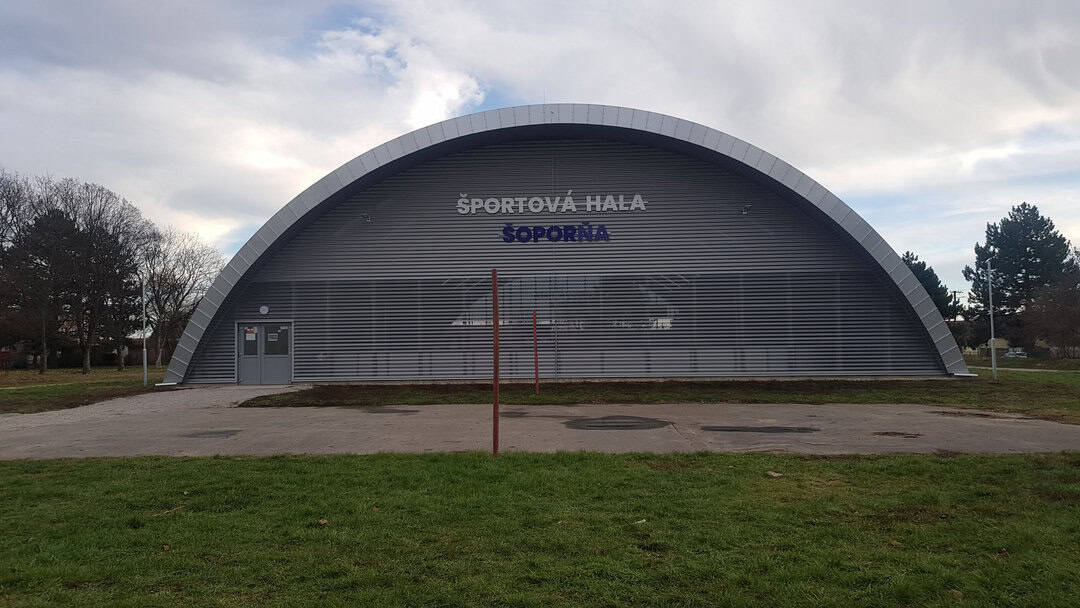 Oblouková montovaná ocelová hala v Šoporni s nápisem „Športová hala Šoporňa“ postavená systémem HUPRO SYSTEMS SE