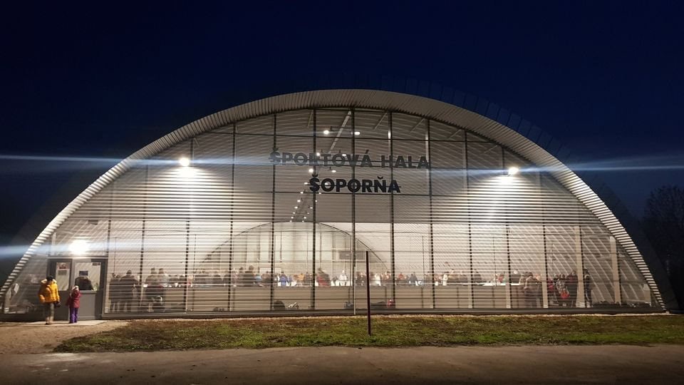 Osvětlená oblouková montovaná ocelová sportovní hala Šoporňa s ledovou plochou, postavená systémem HUPRO SYSTEMS SE
