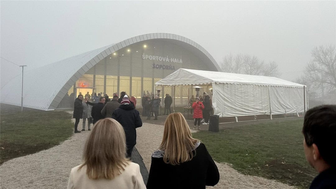 Návštěvníci přicházející na slavnostní otevření obloukové montované ocelové sportovní haly Šoporňa, postavené systémem HUPRO SYSTEMS SE