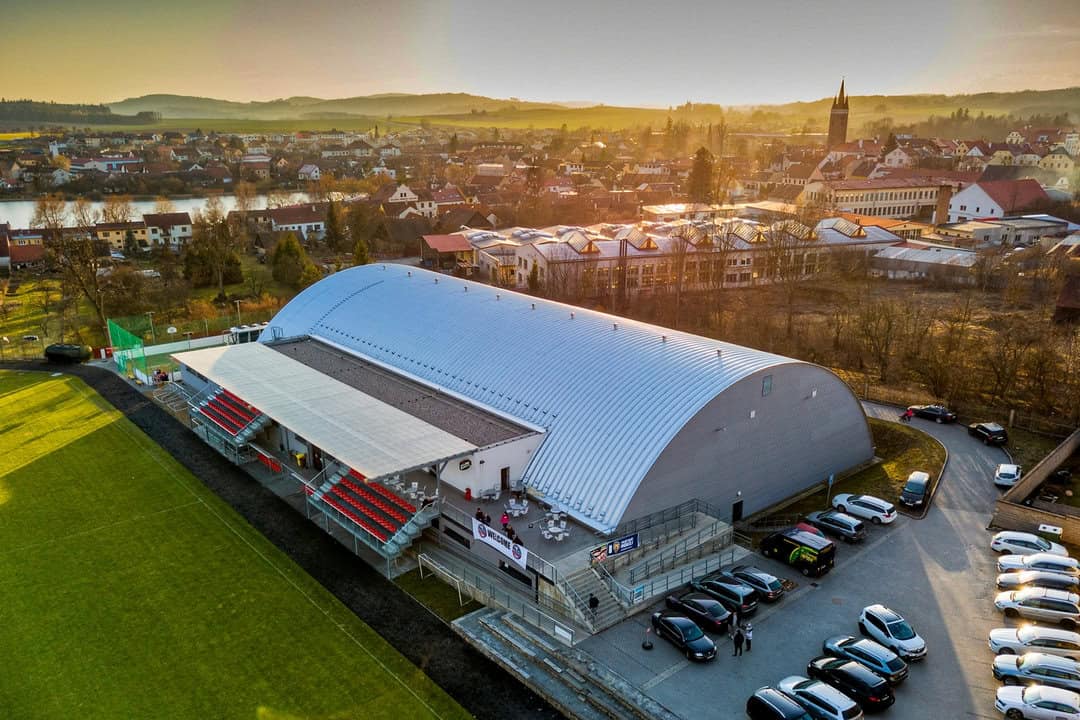 Zimní stadion v Telči – moderní oblouková montovaná ocelová hala určená pro hokej a veřejné bruslení, realizace firmy HUPRO SYSTEMS SE.