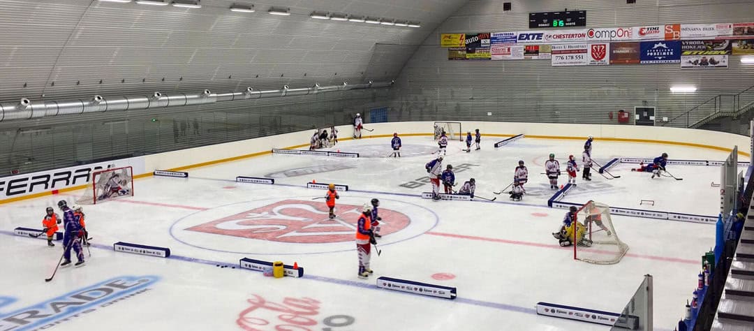 Zimní stadion Telč – moderní oblouková montovaná ocelová hala s ledovou plochou, kde právě probíhá trénink mladých hokejistů, realizace firmy HUPRO SYSTEMS SE.