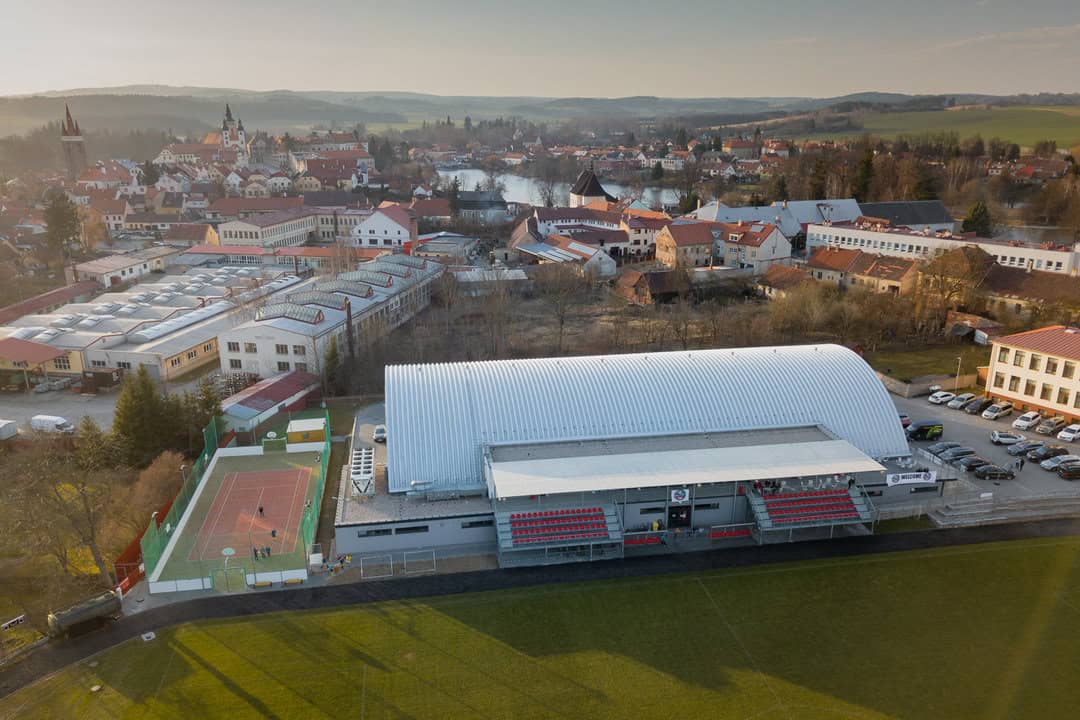 Zimní stadion Telč – pohled z výšky na moderní obloukovou montovanou ocelovou halu určenou pro lední hokej a bruslení, postavenou firmou HUPRO SYSTEMS SE.